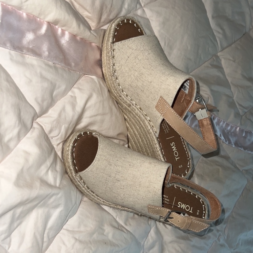 Toms Woman’s wedge size 8